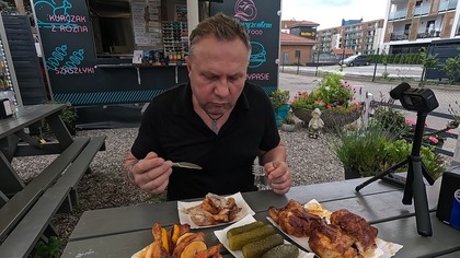 Dziś w Kołobrzegu zjadłem kurczaka z rożna. Sprzedawca zapewniał, że świeżo pieczony, ale niestety był odgrzewany.
Szkoda, bo na pierwszy rzut oka zapowiadał się dobrze. Smak i tekstura jednak nie kłamią.