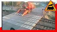 Kombajn uwięziony na przejeżdzie! O krok od tragedii!!! #1 Bezpiecznie na Torach
