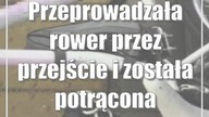 Przeprowadzała rower przez przejście i została potrącona