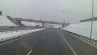 Dzieciaki zrzucają śnieg na jadące auta