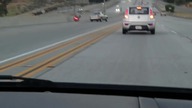 Idiota na motorze powoduje poważny wypadek na autostradzie