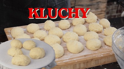 Kluchy ziemniaczano drożdżowe z sosem grzybowym i kotletem ze schabu /Oddaszfartucha