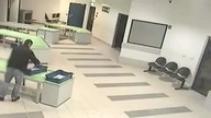 Airport's security guard saves a baby. Amazing catch! / Ochroniarz uratował dziecko