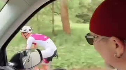Adam PRObosz pokazuje jak nie pomagać kolarzom.  #kolarstwo