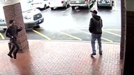 Przechodzeń wywraca uzbrojonego przestępcę, uciekającego przed policją