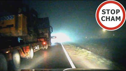 Ciężarówka wyprzedza na czołówkę we mgle i spycha z drogi #2099 Wasze Filmy