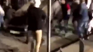 Sylwester w Paryżu.  Tłum przewraca samochód i kopie leżącą policjantkę po głowie