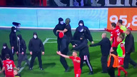 Chuligani wbiegli na boisko w meczu Bundesligi