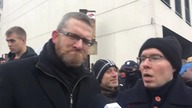 Grzegorz Braun w kordonie policyjnym na marszu antycovidowym zostaje do końca.  Rozmawia Marcin Rola