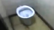 Kiedy mialem 10 lat, zem do kibla wpadl, ale kibel eksploduje