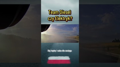 Jedzie i nagle robi własną chmurę dymu.  Co tu się odwala?! #awaria #motovibes #wtf