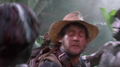Rok 1965, Amazonia. Poszukiwacz przygód i przewodnik John Hamilton zgadza się poprowadzić w głąb dżungli ekspedycję złożoną z doktora Blakesleya i jego córki Anny. Lekarz chce dotrzeć do indiańskiego plemienia żyjącego w pobliżu tajemniczego Zaginionego Miasta. Jego członkowie zapadają na dziwną, śmiertelną chorobę. Dotarłszy na miejsce, Blakesley pobiera od chorych próbki krwi, by je poddać dokładnym analizom laboratoryjnym. Niestety, plemię kanibali, pod wodzą uzbrojonego białego mężczyzny, napada na przewodnika i jego podopiecznych. Doktor zostaje zastrzelony. Uciekający przed dziką hordą Hamilton bezradnie patrzy, jak Indianie uprowadzają Annę. Poprzysięga sobie, że po nią wróci.
Wydostawszy się cudem z zielonego piekła, wraca do miasteczka Romano na skraju dżungli i prosi przedstawiciela miejscowych władz, pułkownika Ricardo Diaza, o zezwolenie na zorganizowanie kolejnej wyprawy. Diaz usiłuje go przekonać, że tajemnicze Zaginione Miasto nie istnieje, jest tylko mitem. Hamilton nie daje się zwieść: już raz prawie tam dotarł. Wie, że nazistowska wioska w dżungli, mekka zbrodniarzy wojennych, jest aż nadto realna. Zwraca się do niejakiego Hillera, najemnika, z propozycją wspólnej wyprawy. Hiller początkowo odmawia, później jednak sam podsuwa Hamiltonowi bogatego klienta, milionera Karla Bergena, prywatnie - jak twierdzi - antropologa amatora. W rzeczywistości to dawny hitlerowski oficer Heinrich Spaatz, który szuka zemsty na doktorze Wolfgangu Manteuffelu, rządzącym teraz Zaginionym Miastem. Na trop szalonego doktora wpada także Dalia i Pare, dwoje wysłanników izraelskiej organizacji ścigającej faszystowskich zbrodniarzy. Przyłączają się do ekspedycji, nie wzbudzając niczyich podejrzeń.