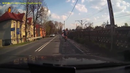 Oto dlaczego należy uważać podczas wyprzedzania rowerzystów