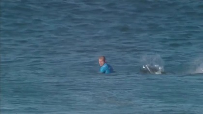 Surfer zaatakowany przez rekiny w telewizji na żywo