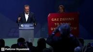 Tusk przemawia, na scenę wchodzi osoba z transparentem