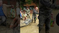Powodzie we Włoszech.  Wielka woda zrywa mosty i zalewa duże miasta