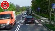 Nauka jazdy wyprzedza na trzeciego cały sznur samochodów.  STOP PIRAT