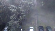 Woda na lotnisku, zniszczone auta.  Skutki nawałnicy nad Warszawą