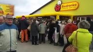 Otwarcie 2000 Biedronki- gigantyczna kolejka przed wejściem