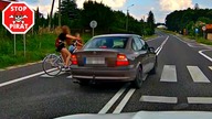 Bezmyślny manewr młodego kierowcy na przejściu dla pieszych.  Centymetry od rowerzystek.  STOP PIRAT