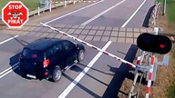 Dynamiczny wjazd w opadające rogatki.  STOP PIRAT