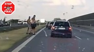 Pijani mężczyźni zatrzymują auta na autostradzie.  STOP PIRAT