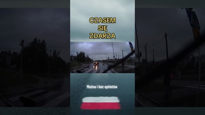 Uderzył w znak.  Kierowca z naprzeciwka spokojnie ocenia sytuację.  #droga #spokójwewnętrzny
