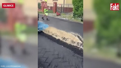 WŚCIEKŁY ROLNIK ZAORAŁ IM DROGĘ! SĄSIEDZI ZABIERAJĄ GŁOS ¦ FAKT (720p 25fps AV1-48kbit AAC-polski)