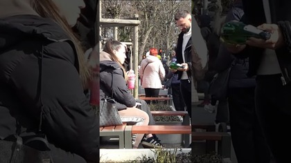 Woda przepuszczana przez skarpetkę
