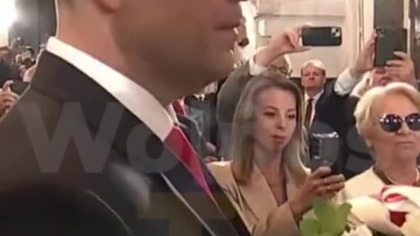 NAWROCKI ZŁOŻYŁ KAWIATY POD TABLICĄ UPAMIĘTNIAJĄCĄ LECHA KACZYŃSKIEGO!