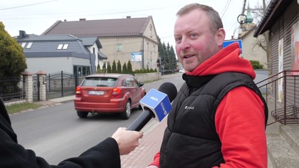 Autobus PKM Jaworzno staranował barierkę na chodniku