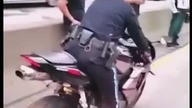 Policjant nieudolnie wjeżdża na lawetę