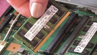 2024.05.07 - 2z3 - Ewka rozbiera i czyści klawiaturę w laptopie