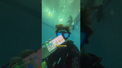 Czy ten SMARTFON przetrwa NA DNIE BASENU?