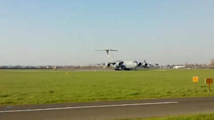 Boeing C-17 Węgierskich Sił Lotniczych PAPA ( NATO ) dostarcza na Okęcie zwłoki fikcyjnej katastrofy z Moskwy. 