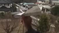Puszczanie z okna papierowego samolociku, kt&oacute;ry...