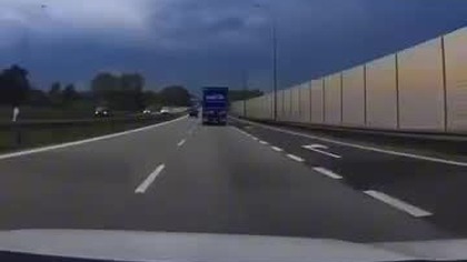 Zgubiła zjazd i stanęła na lewym pasie autostrady.  Skrajna nieodpowiedzialność! #polscykierowcy