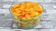 Sałatka warstwowa z chipsami.  Królowa sałatek! Będziesz ją robić na każdą imprezę! Smakowite Dania.