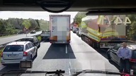 Ciężarówka brakuje korytarz ratunkowy na niemieckiej autostradzie