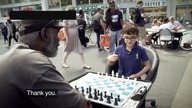 Magnus Carlsen potajemnie ogrywa szachowego hustlera kierując ruchami dziecka