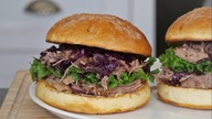 Burger na wypasie z domową bułką i czerwoną duszoną kapustą / Oddaszfartucha