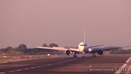 O włos od katastrofy  Airbus wjechał na pas lądującego boeinga