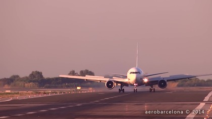 O włos od katastrofy  Airbus wjechał na pas lądującego boeinga