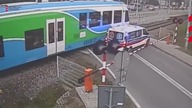 Karetka utknęła na przejeździe kolejowym w Miłocinie