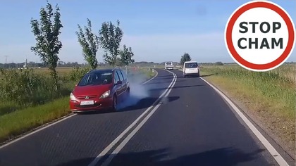 Wyprzedzanie na czołówkę zmusza kierowca z przeciwka do zatrzymania.
Auto jadące jako następne, zaskoczone całą sytuacją, jest zmuszone do ostrego hamowania.
Tak dochodzi do wypadków!
26.06.2025 DW109 Wyjazd z Mrzeżyna do Trzebiatowa