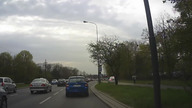 Idiota w BMW jeździ po chodniku