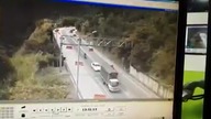 Ciężarówka bez hamulców przejeżdża przez tunel