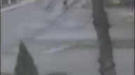 Policjantka kopie leżącego oraz przykłada pistolet do głowy