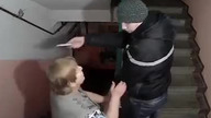 Pijany wnuk, c&oacute;rka z młotkiem, ciotka ze sprayem i babcia o lasce niszczą kamerę