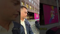 Stacja ładowania wbudowana w krawężnik na ulicy #danielgrzyb #elektromobilność #stacjaładowania